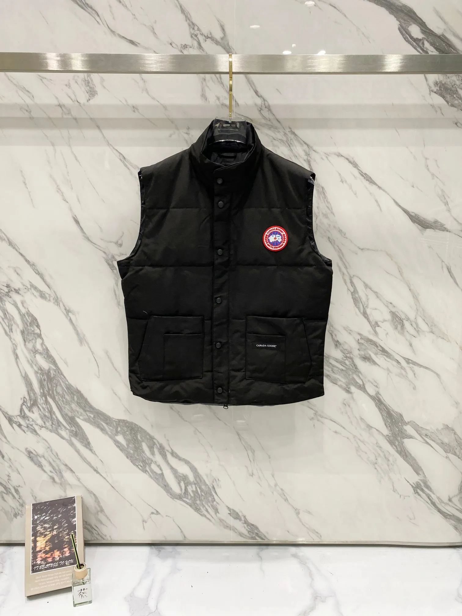 P360 CANADA GOOSE / Freestyle Crew vest 4154M Canada Goose vest for men and women. Canada Goose has always been recognized as the warmest down jacket. Various Instagram celebrities, Internet celebrities, and celebrities often wear it for street photos. This is my fifth year of going out for Canada Goose. I make Canada Goose every year, but I still can’t get rid of my love for the goose. No matter how cold the days are, there is no need to be afraid! Because of the care of the big goose ♦The down vest is definitely an artifact of the concave shape in autumn and winter!!! The world's most popular down vest will be shipped in 2024!!! ♦Order model for trading companies, exclusively launched! The counters purchase at the same time through the same channel. ♦The high-density gall-free fabric and anti-drilling velvet technology is a strong proof of authenticity and cannot be compared with ordinary imitations. It is a high-quality product from the channel, and every detail is perfectly presented.  ♦A down vest for autumn and winter. Would you be worthy of yourself if you don’t buy Canada Goose? If you want to be beautiful but also keep warm, Canada Goose can give you what you want. ♦Everyone on earth knows about Canada Goose! I won’t say much, just take a look at the real-life details to get a feel for the product! The double-layer pocket design on the clothes is more convenient. The buttons are engraved with letters. The details are perfect. The neckline is designed to fit the skin to keep warm and comfortable. The second thing is to wear it correctly. The key is to consider the autumn and winter clothing matching. Look at the details to feel it. The best proof is the quick rebound when you press it. Color: black, off-white, gray. Size: M~2XL
